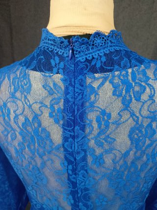 Mono azul de encaje y pantalón ancho