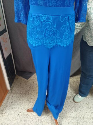 Mono azul de encaje y pantalón ancho