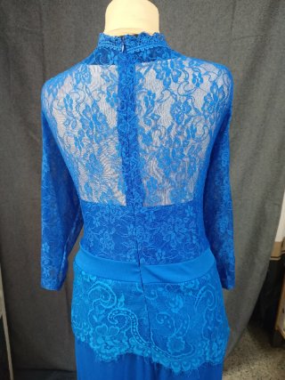 Mono azul de encaje y pantalón ancho
