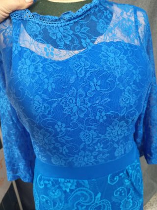 Mono azul de encaje y pantalón ancho