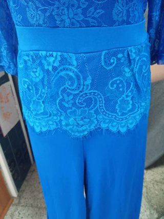 Mono azul de encaje y pantalón ancho