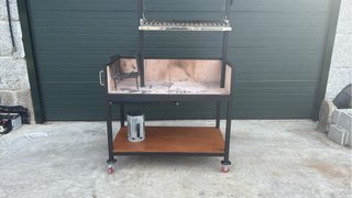 Barbacoa metálica con ruedas