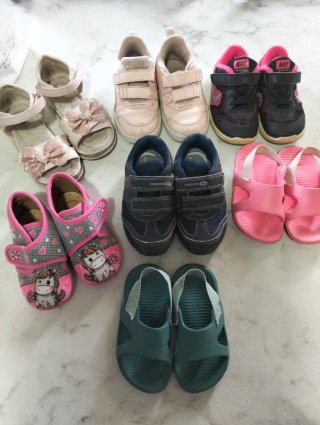 Scarpe bambina miste: sneakers, sandali, infradito