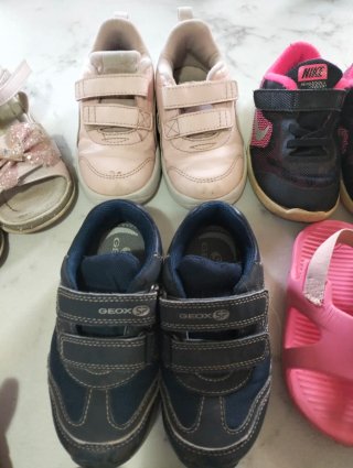 Scarpe bambina miste: sneakers, sandali, infradito