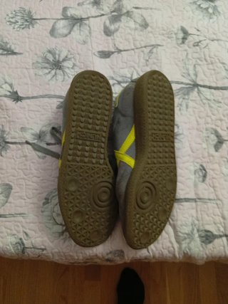 Zapatillas Munich grises y amarillas