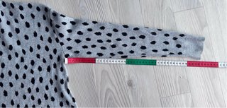 Jersey gris con estampado de puntos negros