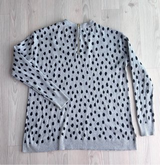 Jersey gris con estampado de puntos negros
