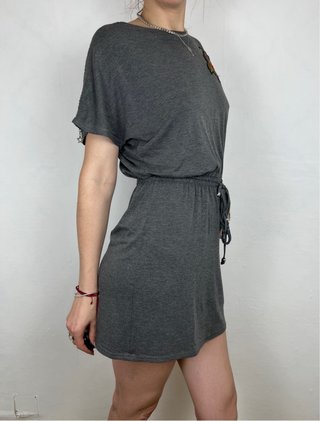 Vestido Gris con Bordado Floral y Cordón