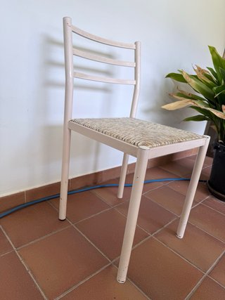 Sillas antiguas de hierro con asiento de enea.