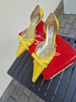 Zapatos amarillos poquito tacón