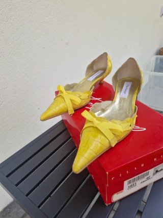 Zapatos amarillos poquito tacón