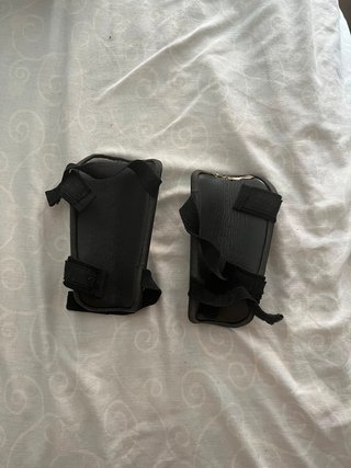 Espinilleras Negras Con Velcro