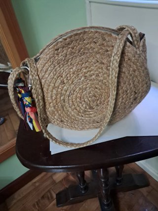 Bolso redondo de rafia con detalle multicolor