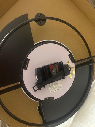 Reloj de pared moderno marrón y dorado