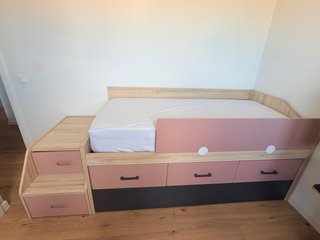 Cama infantil con cajones y escalera