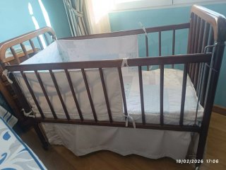 Cuna de madera en buen estado