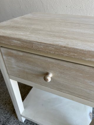 Mesita de noche de madera