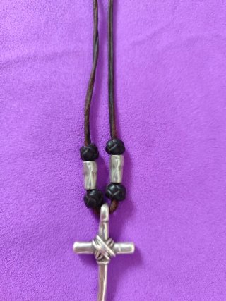 Collar Cruz Plata Cuero
