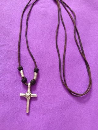 Collar Cruz Plata Cuero