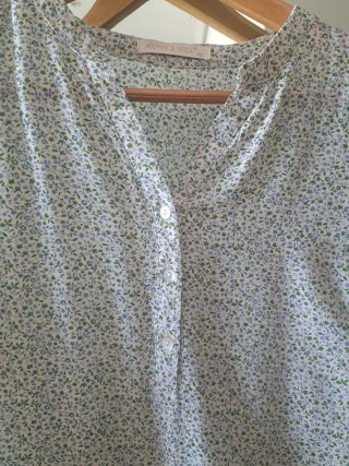 Camisa florecitas verdes y blancas