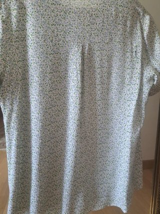 Camisa florecitas verdes y blancas