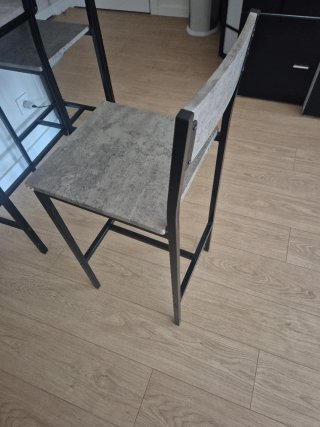 Mesa alta y 2 sillas altas