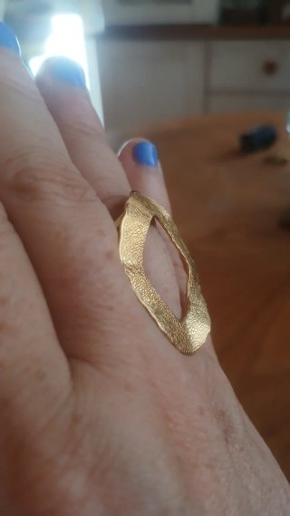 Anillo grande dorado acero