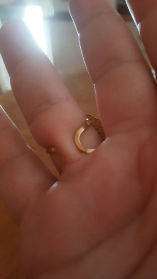 Anillo grande dorado acero