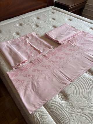 Sábana antigua rosa bordada para cama de 1,35