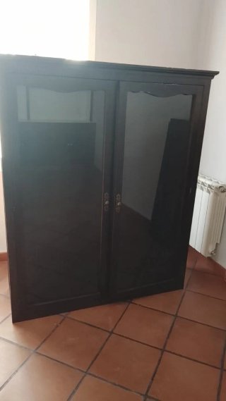 Vitrina superior de madeira e vidro