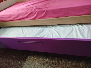 Cama juvenil con cajones morados