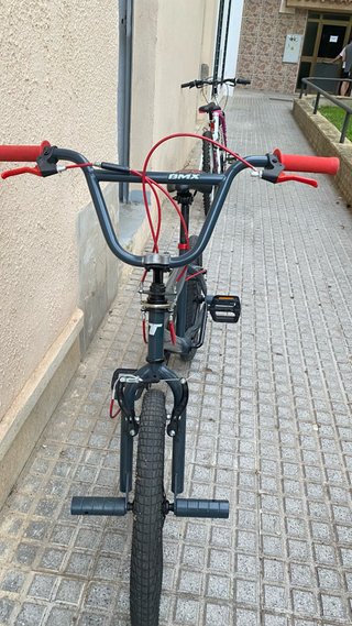 Bicicleta infantil blanca y rosa y bicicleta bmx