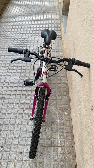Bicicleta infantil blanca y rosa y bicicleta bmx