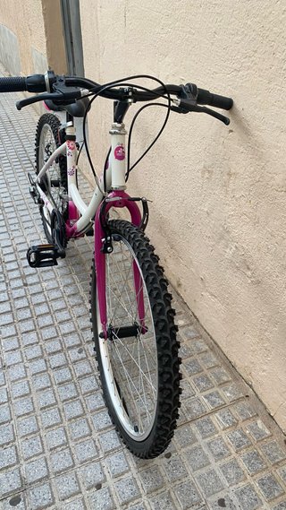 Bicicleta infantil blanca y rosa y bicicleta bmx