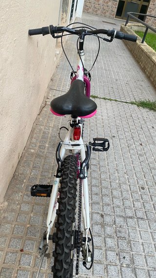 Bicicleta infantil blanca y rosa y bicicleta bmx