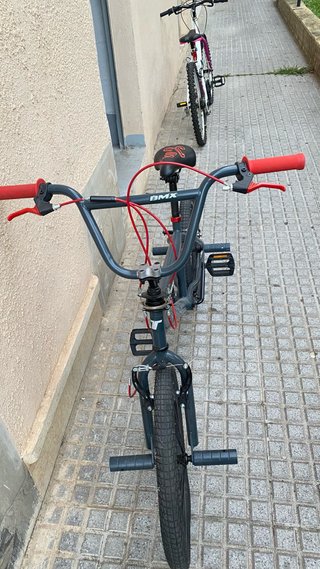 Bicicleta infantil blanca y rosa y bicicleta bmx