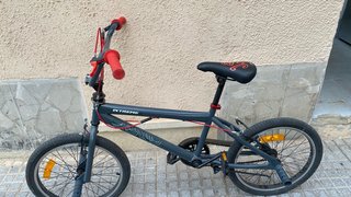 Bicicleta infantil blanca y rosa y bicicleta bmx