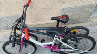 Bicicleta infantil blanca y rosa y bicicleta bmx