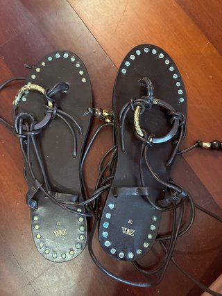 Sandalias Zara Talla 37 Negro y Dorado