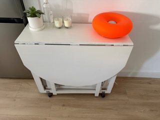 Mesa Plegable con Ruedas + 4 Sillas