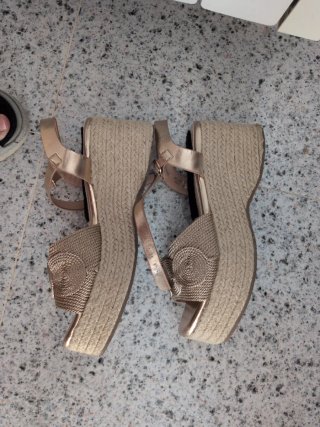 Sandalias doradas mujer