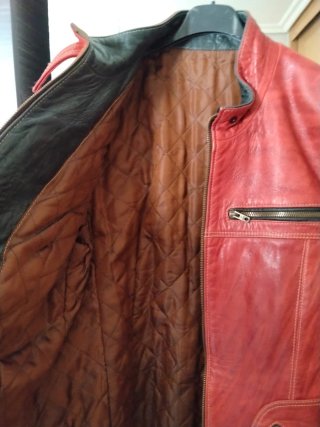 Chaqueta de piel roja para mujer