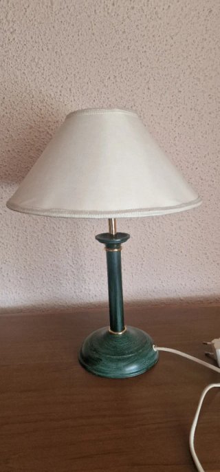 Lámpara de mesa verde y beige