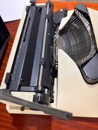 Máquina de escribir Olivetti Lettera 12