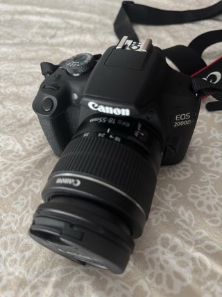 Canon EOS 2000D + objetivo EF-S 18-55 mm + funda
