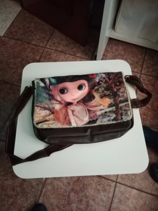 Bolso bandolera con estampado de muñeca