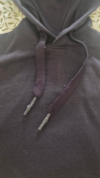 Sudadera negra con capucha