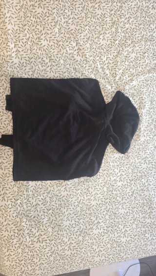 Sudadera negra con capucha