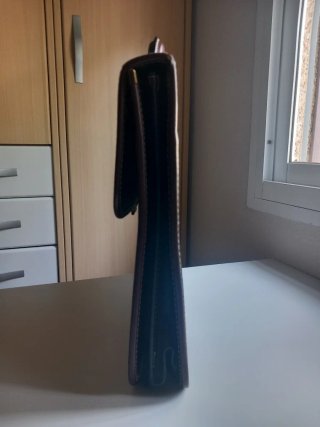 Maletín de cuero negro y marrón