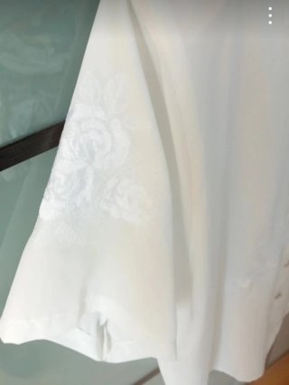 Blusa blanca bordada talla 52 Alt.75 Del Hombro 50